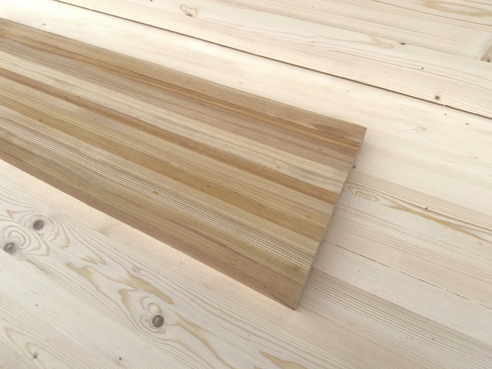 Ступень из лиственницы 40 x 300 x 900 мм, «Цельноламельная», класс Экстра
