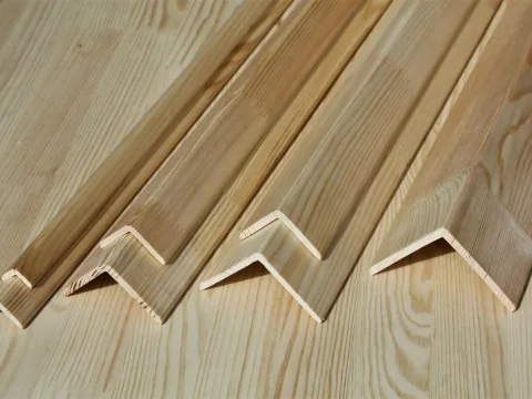 Уголок из сосны и ели 30 x 30 x 3000 мм, класс Экстра